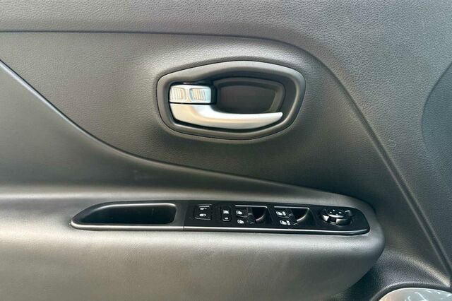 Used 2022 Jeep Renegade Latitude AWD/4WD image 11