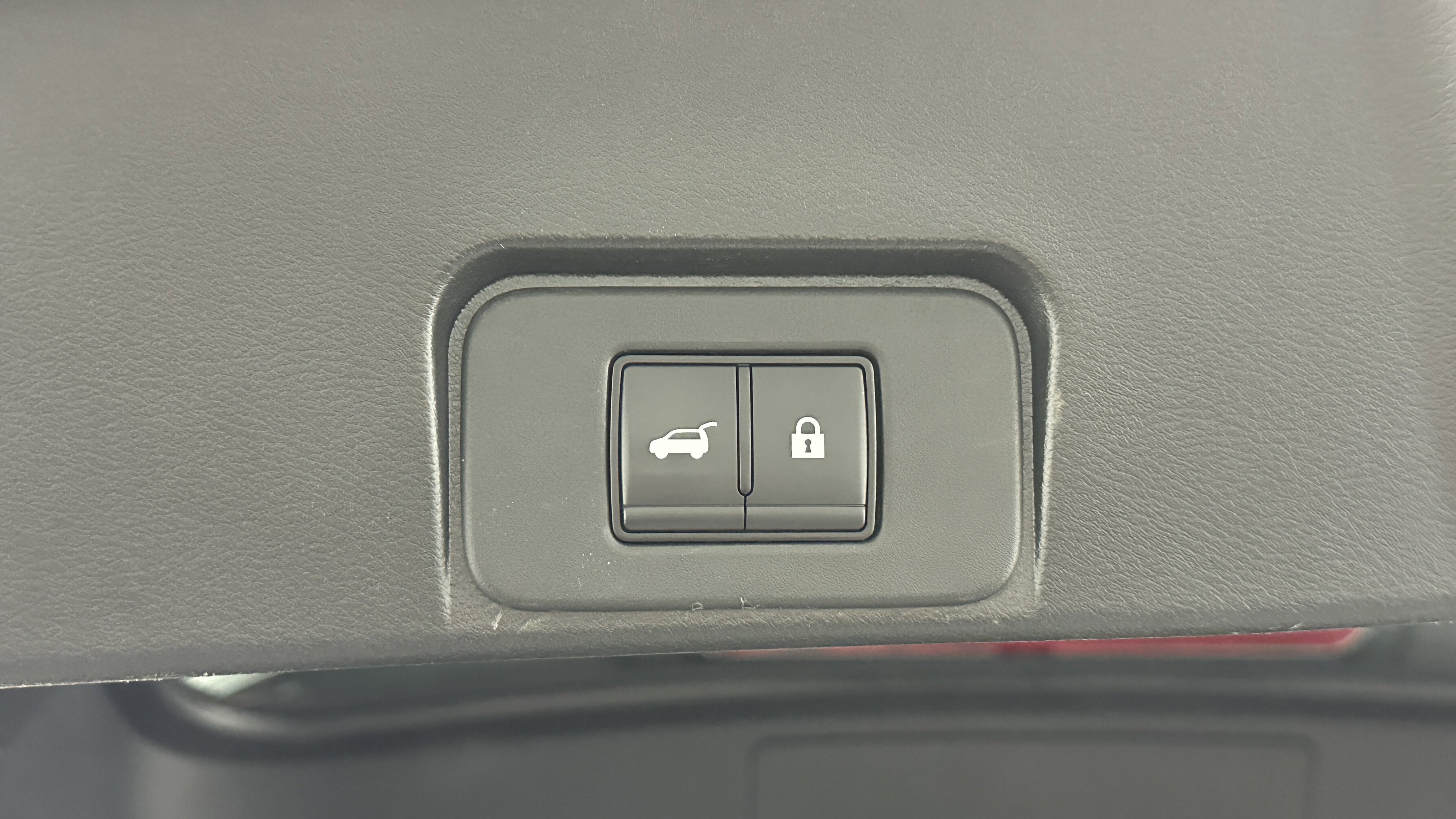 Used 2025 Nissan Rogue SV image 31