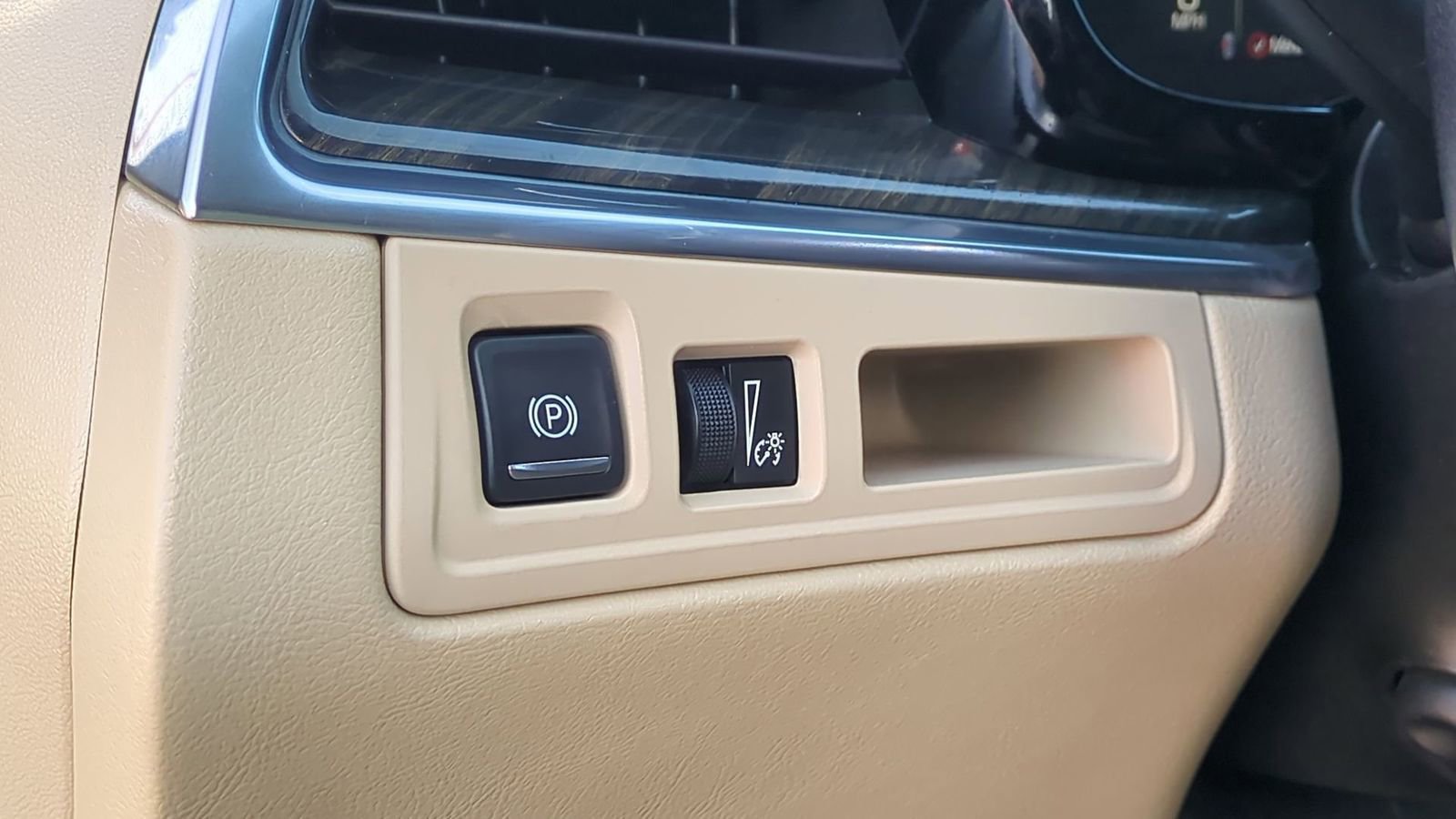 Used 2019 Cadillac XT5 FWD image 16