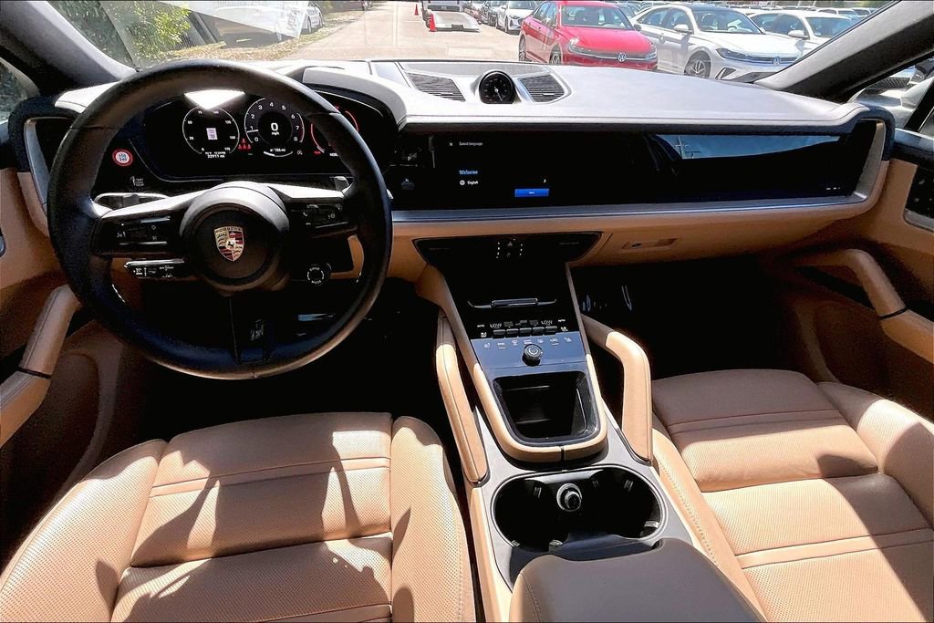 Used 2024 Porsche Cayenne Coupe image 3