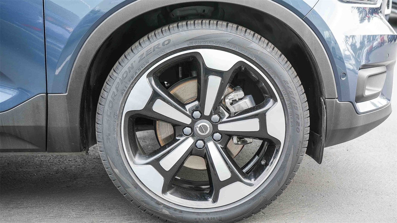 Used 2019 Volvo XC40 T4 Inscription image 11