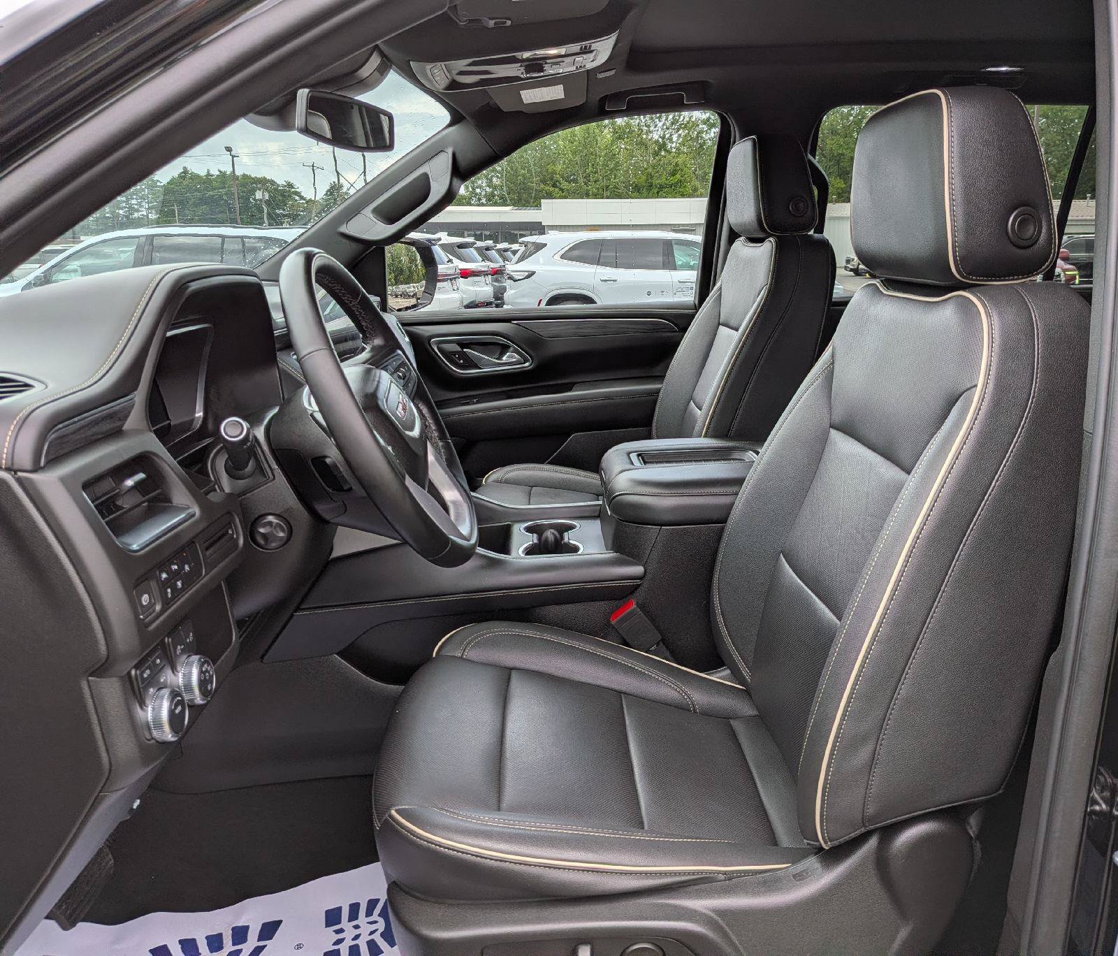 Used 2023 GMC Yukon XL SLT w/ SLT Luxury Package AWD/4WD image 11