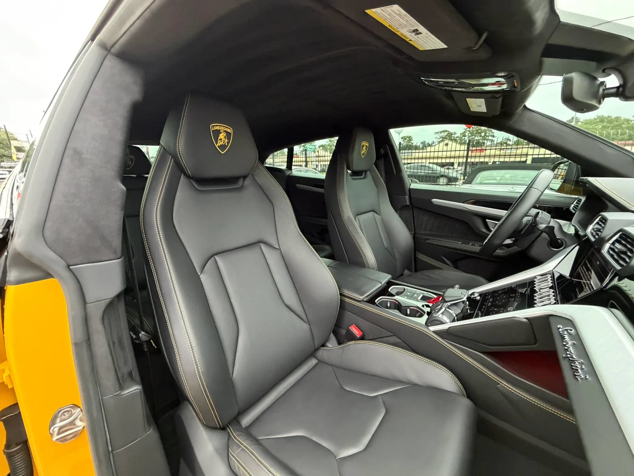 Used 2022 Lamborghini Urus AWD/4WD image 24