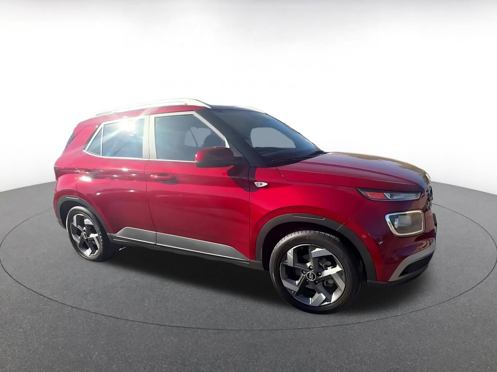 Used 2025 Hyundai Venue SEL image 2