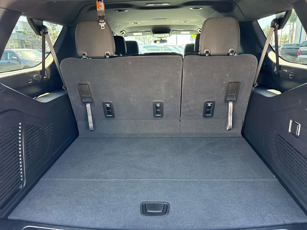Used 2025 Chevrolet Suburban LS image 7