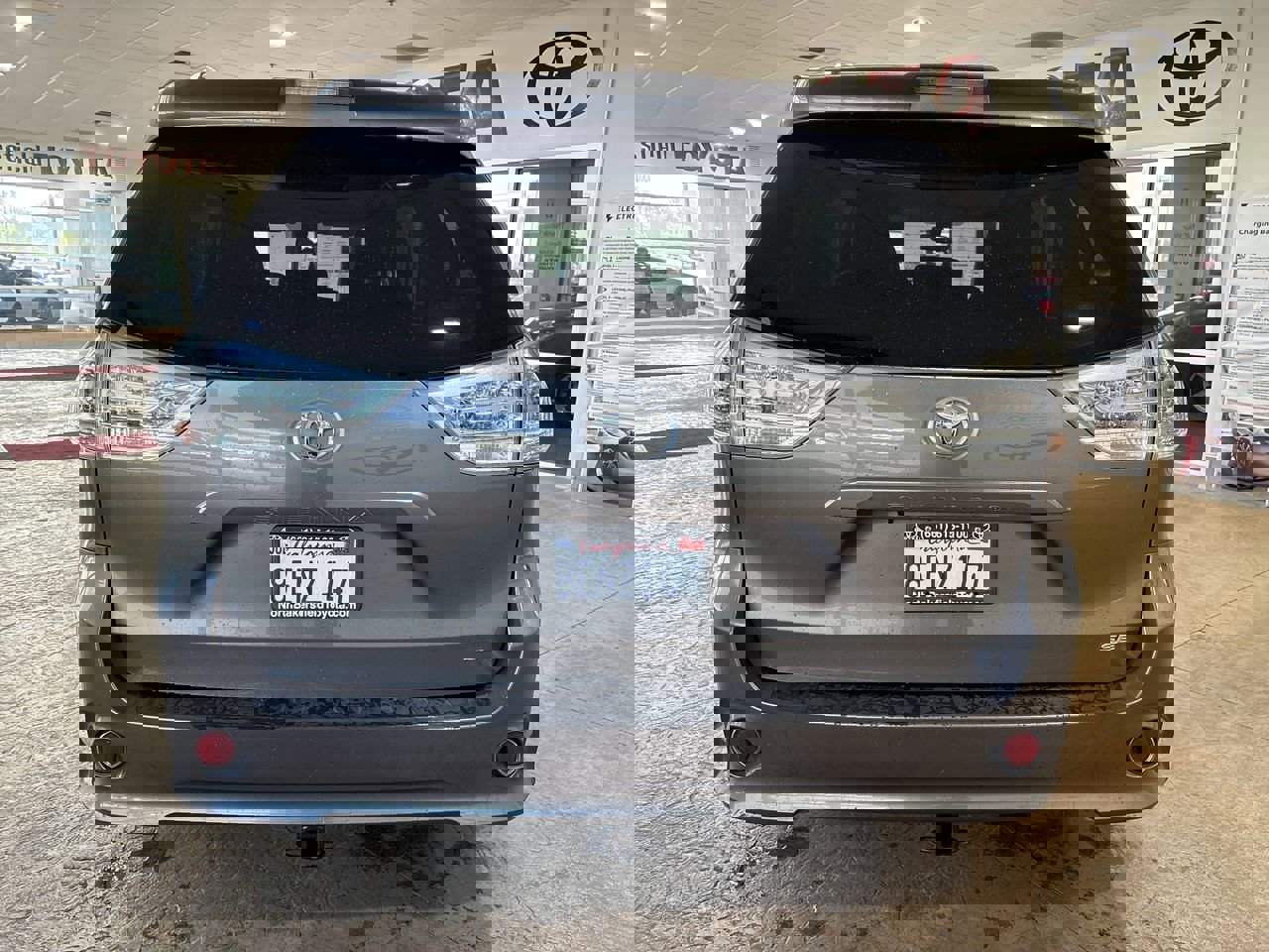 Used 2018 Toyota Sienna SE image 9