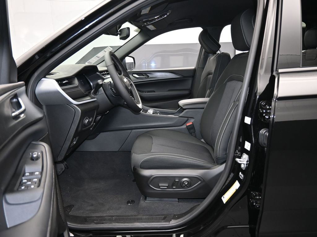 Used 2024 Jeep Grand Cherokee L Laredo w/ Luxury Tech Group I image 10