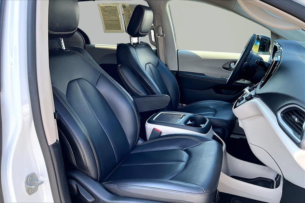 Used 2024 Chrysler Pacifica Touring-L FWD image 21