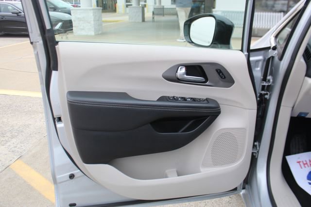 Used 2024 Chrysler Pacifica Touring-L image 8