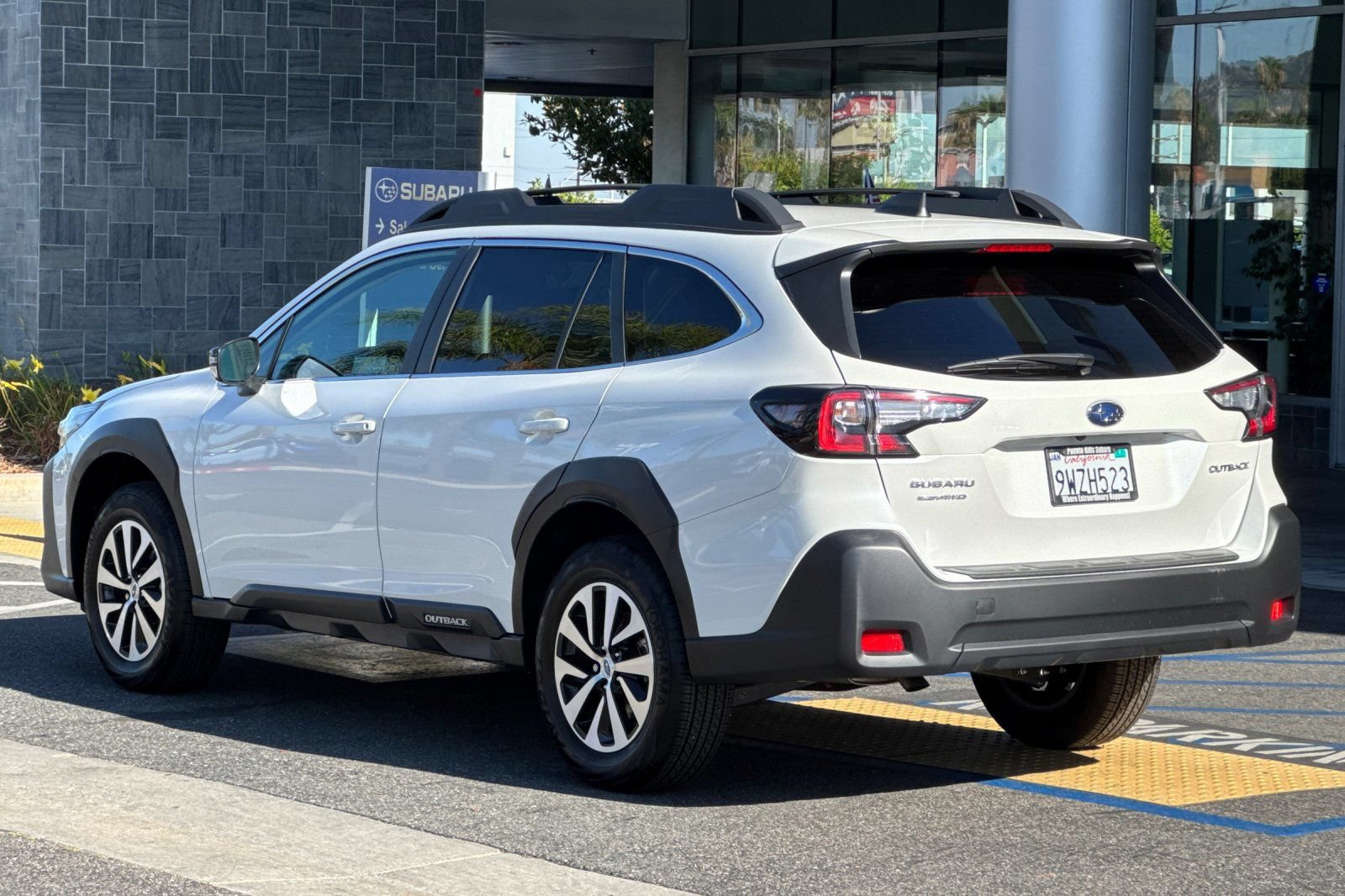 Certified 2025 Subaru Outback Premium AWD/4WD image 6