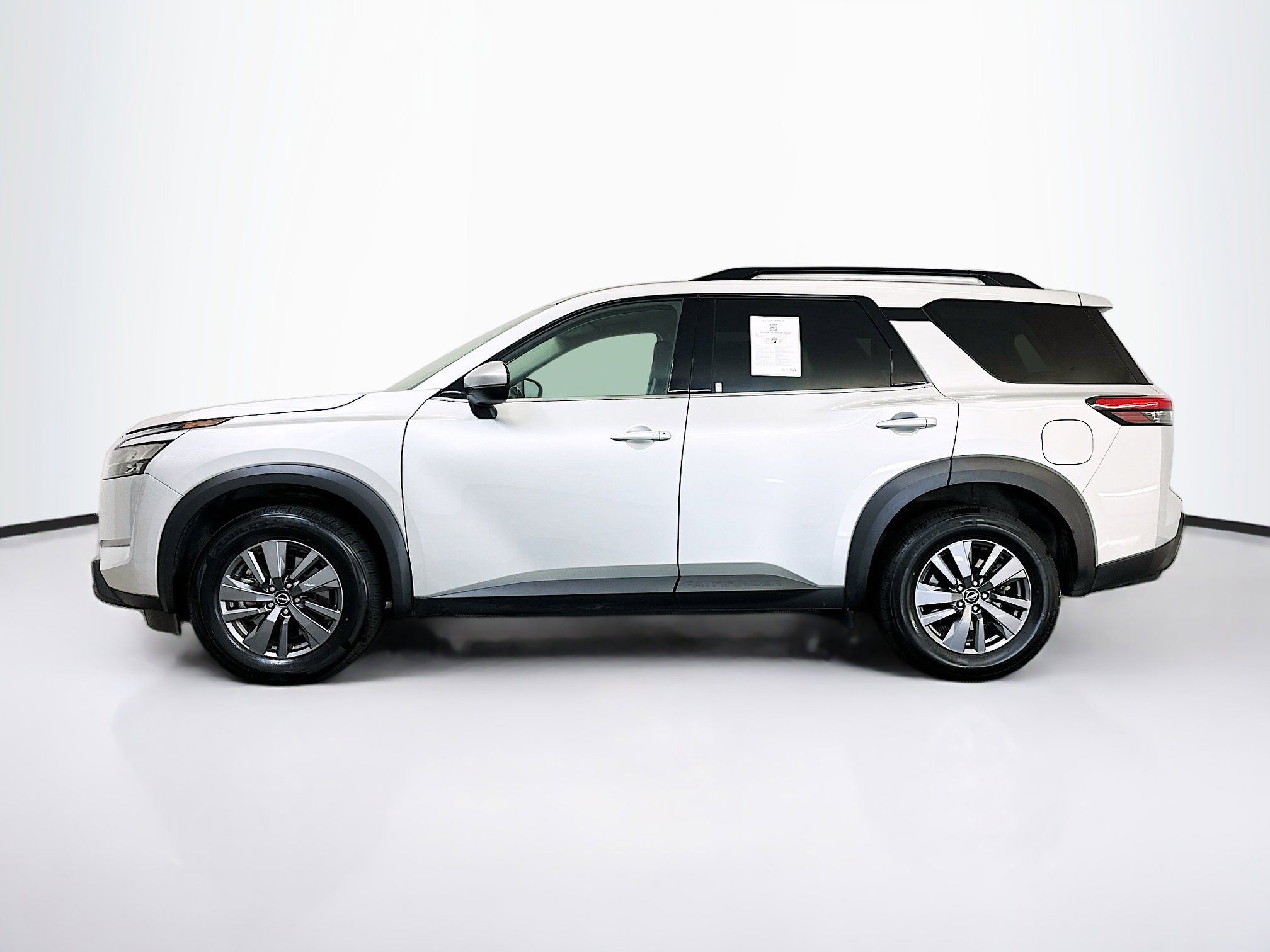 Used 2025 Nissan Pathfinder SV image 4