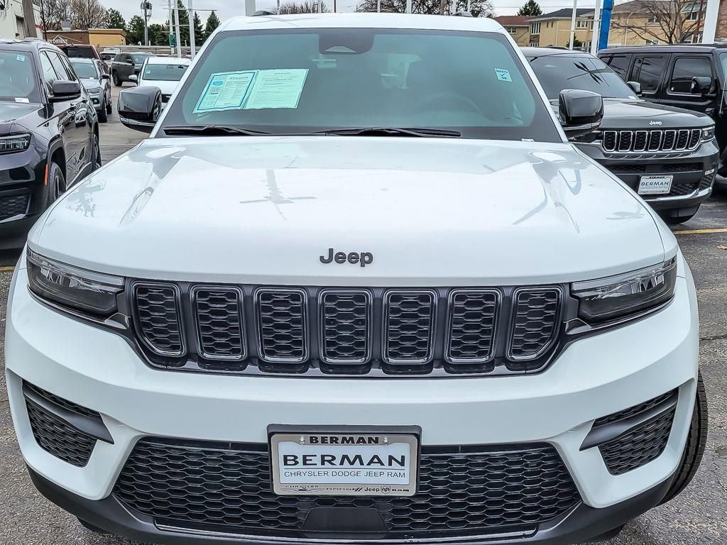 Used 2025 Jeep Grand Cherokee Altitude image 5