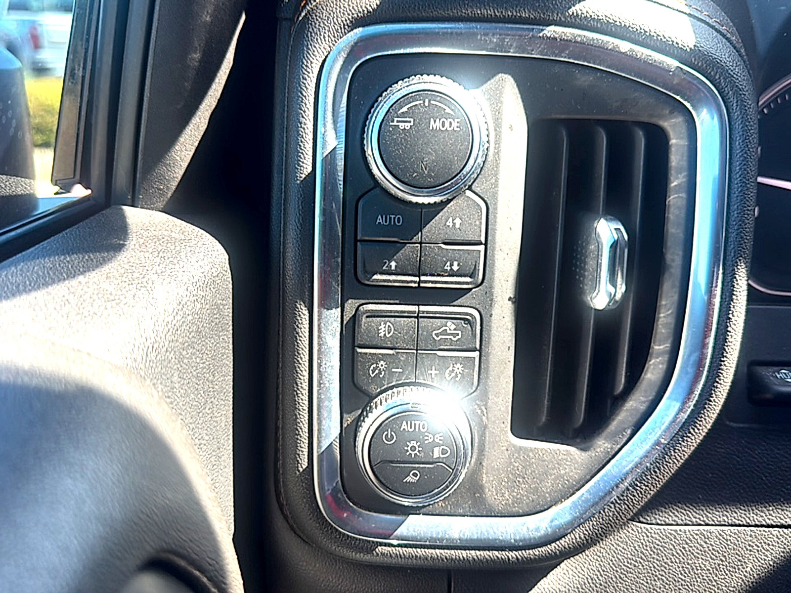 Used 2021 GMC Sierra 2500 AT4 w/ AT4 Premium Plus Package AWD/4WD image 11