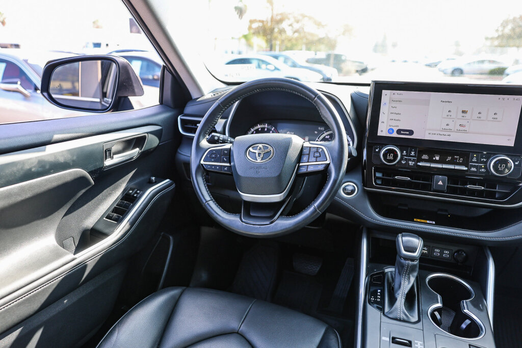 Used 2024 Toyota Highlander XLE FWD image 4