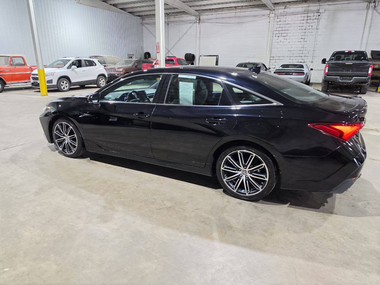 Used 2019 Toyota Avalon XSE w/ All Weather Liner Package FWD image 6