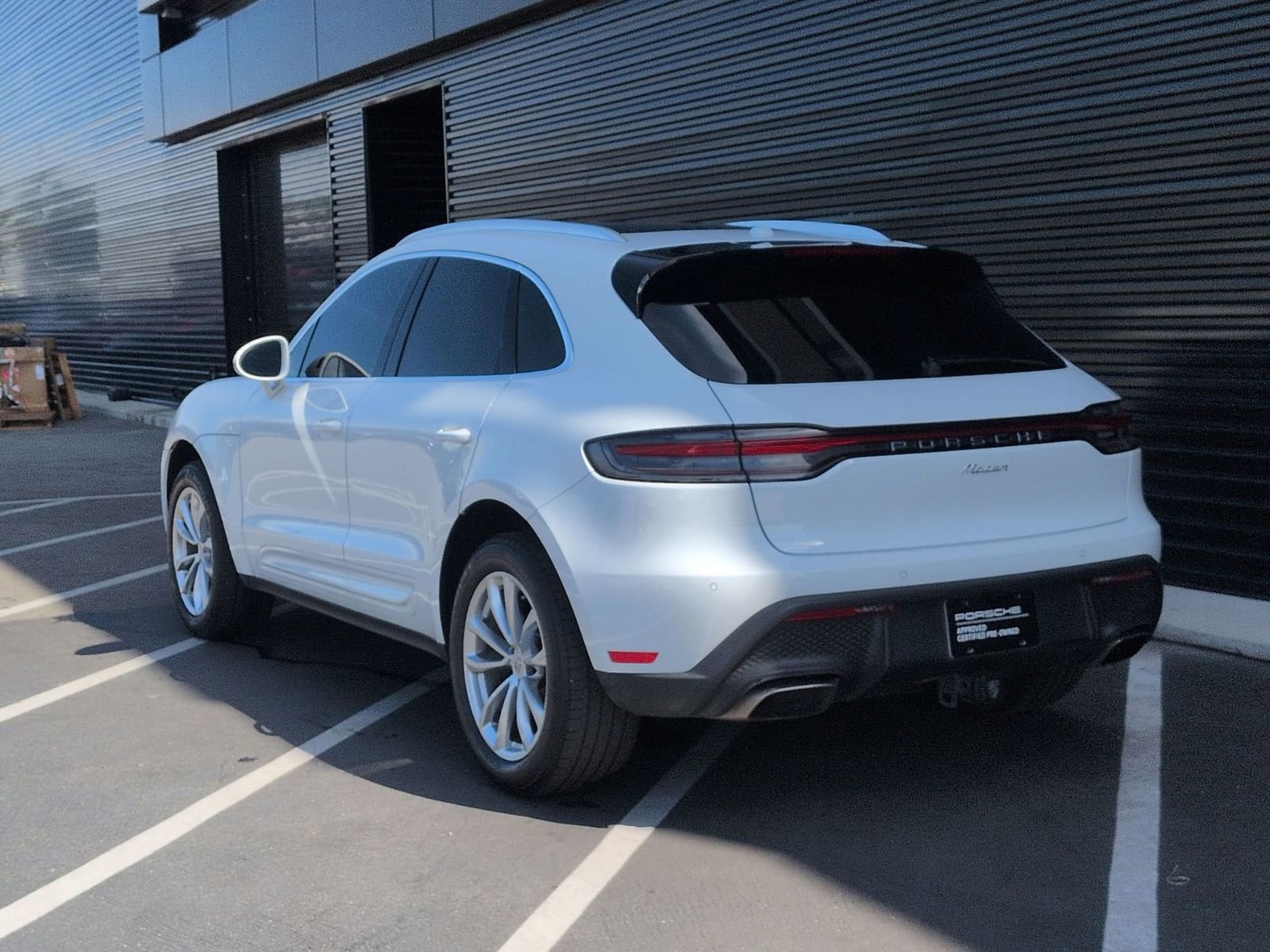 Certified 2022 Porsche Macan image 3