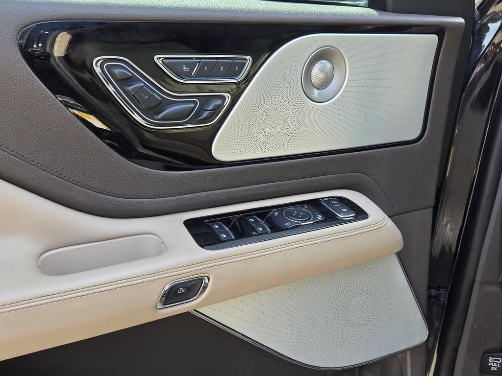Used 2022 Lincoln Aviator Reserve w/ Equipment Group 201A AWD/4WD image 16