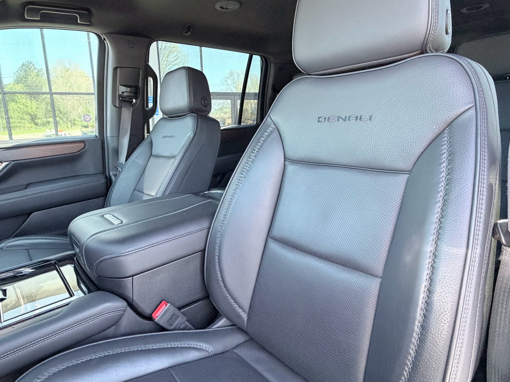 Used 2025 GMC Yukon XL Denali RWD image 23