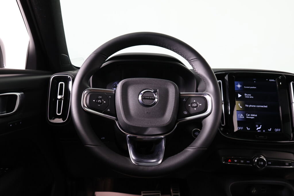 Used 2022 Volvo XC40 T5 R-Design image 29