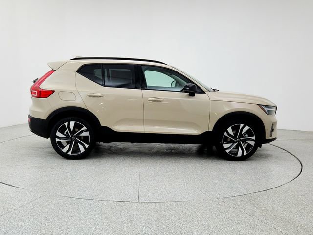 New 2026 Volvo XC40 B5 Ultra w/ Climate Package image 4