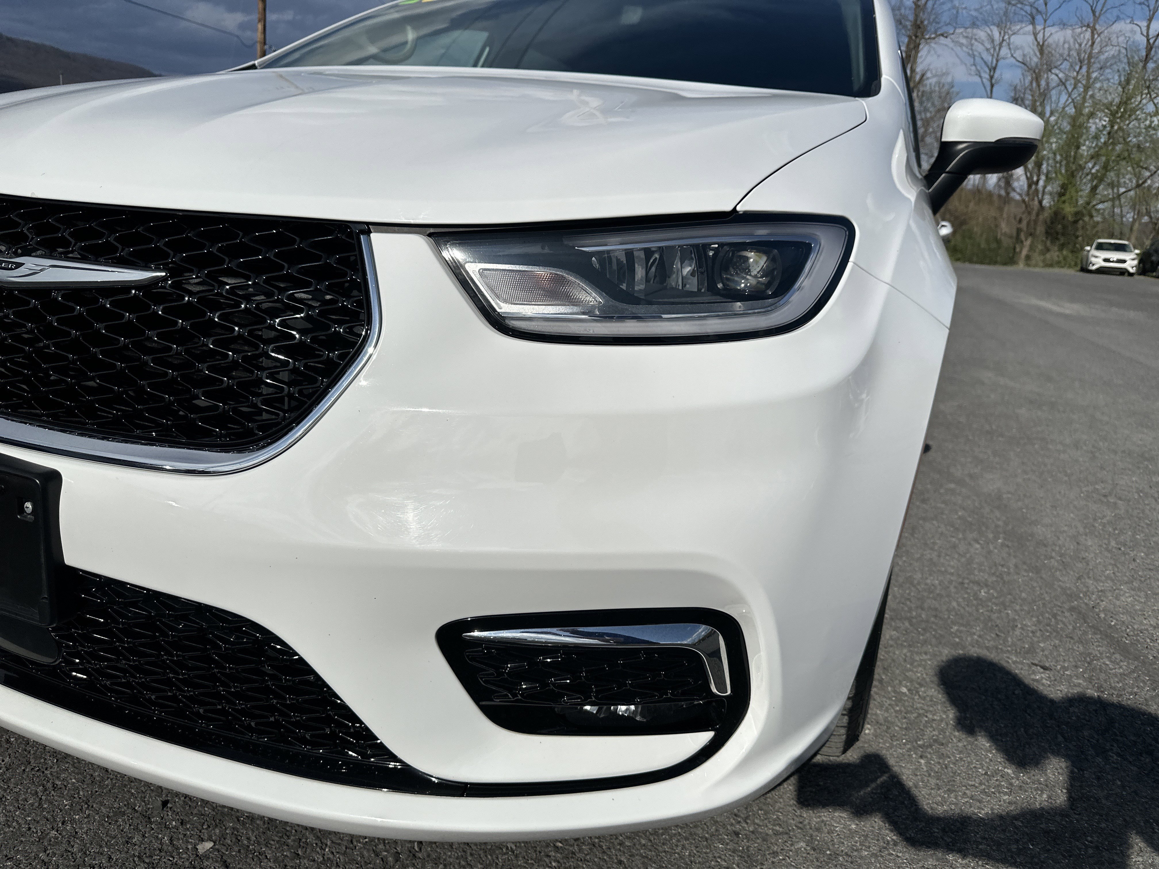 Used 2023 Chrysler Pacifica Touring-L image 10