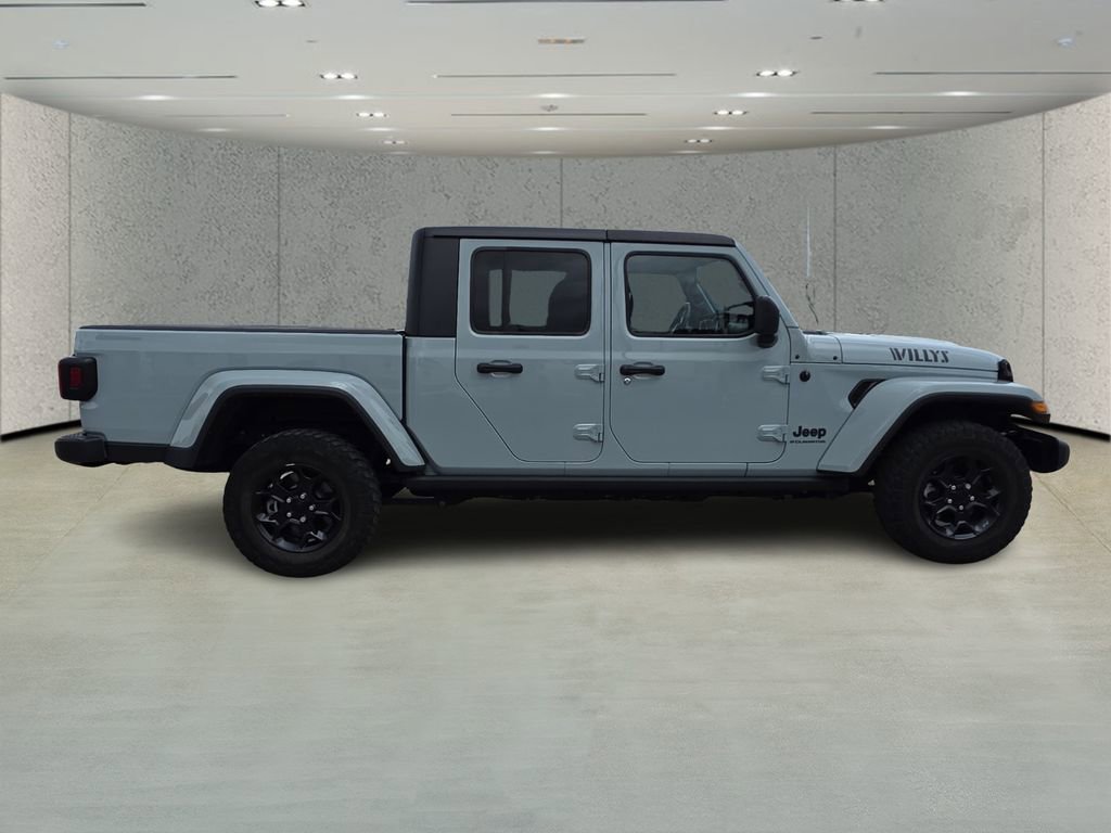 Used 2023 Jeep Gladiator Willys AWD/4WD image 2