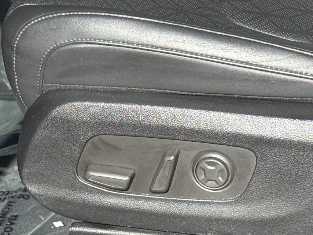 Used 2025 Kia Carnival FWD image 14