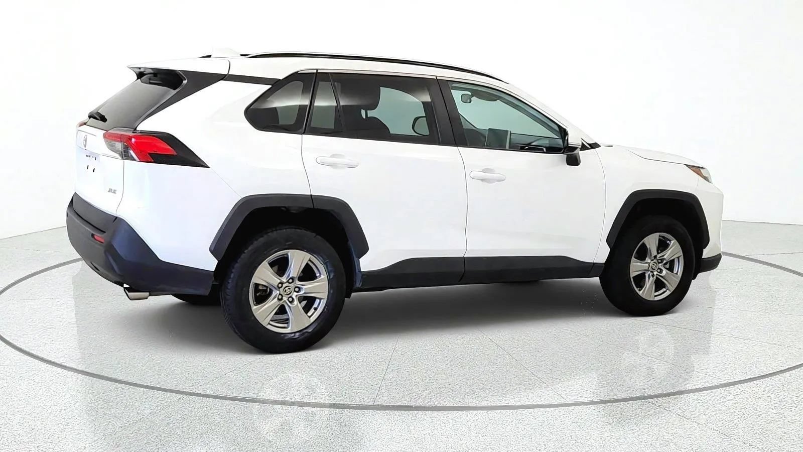 Used 2024 Toyota RAV4 XLE FWD image 9