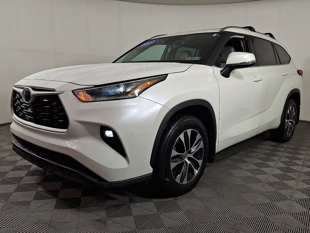 Used 2021 Toyota Highlander XLE AWD/4WD image 6