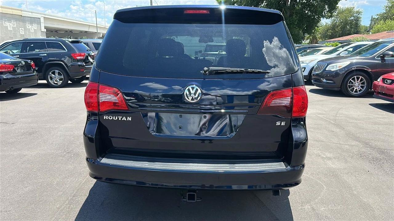 Used 2010 Volkswagen Routan SE FWD image 9