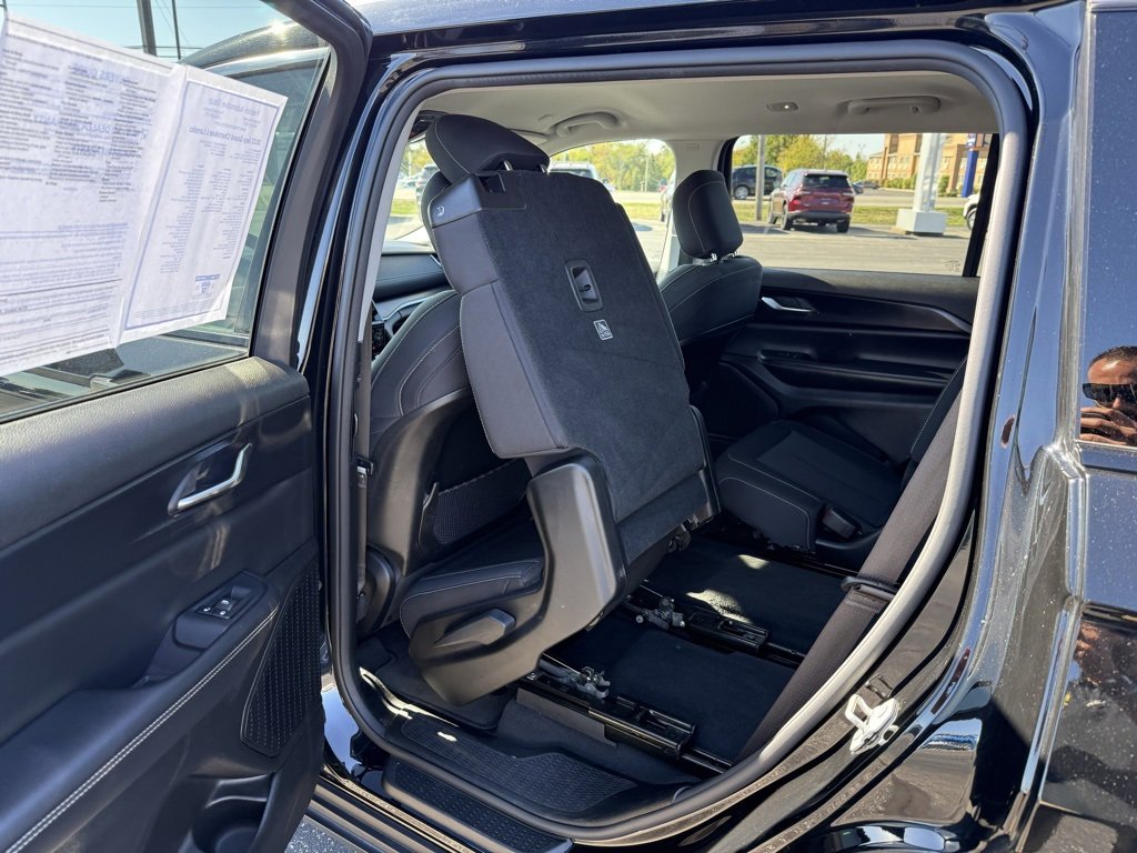 Used 2023 Jeep Grand Cherokee L Laredo image 21