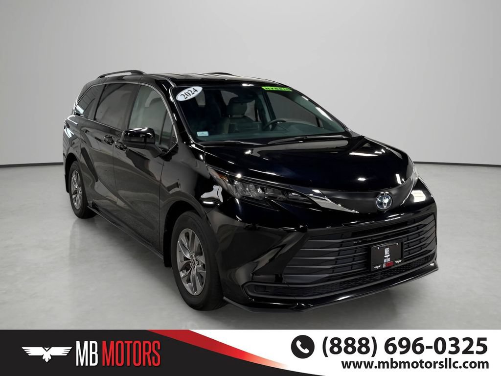 Used 2024 Toyota Sienna LE AWD/4WD image 2
