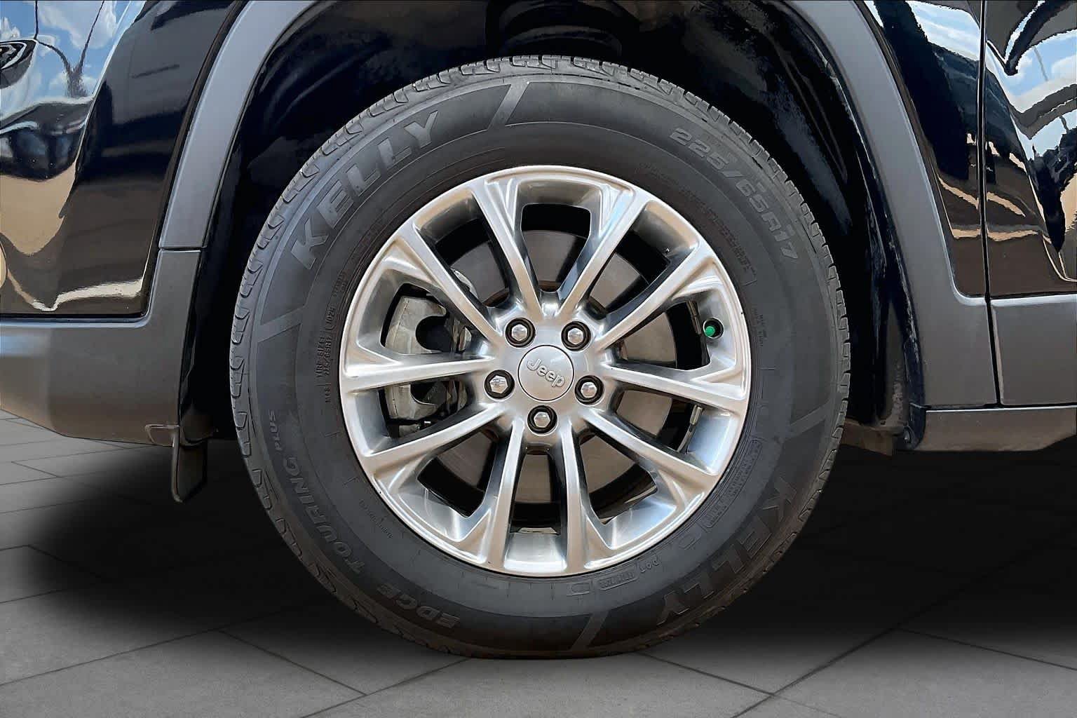 Used 2021 Jeep Cherokee Latitude Lux w/ Comfort/Convenience Group AWD/4WD image 11