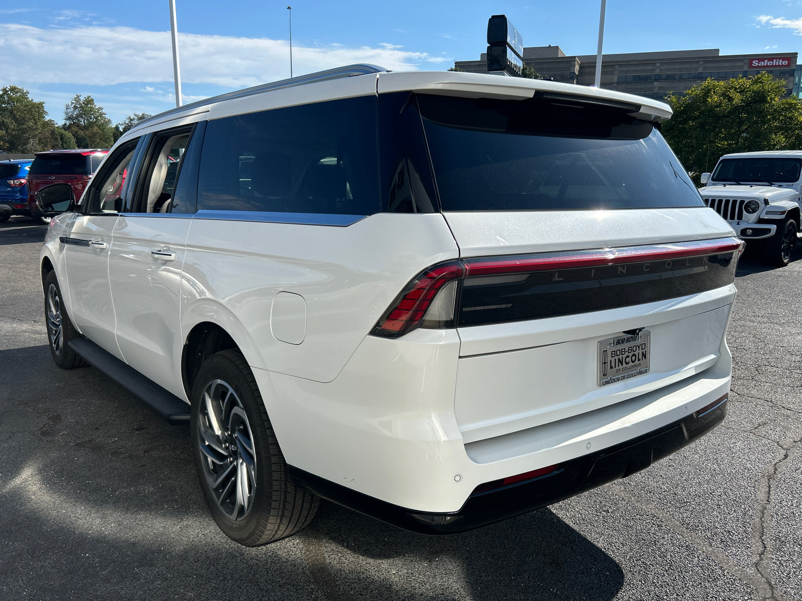 New 2026 Lincoln Navigator L Premier AWD/4WD image 5