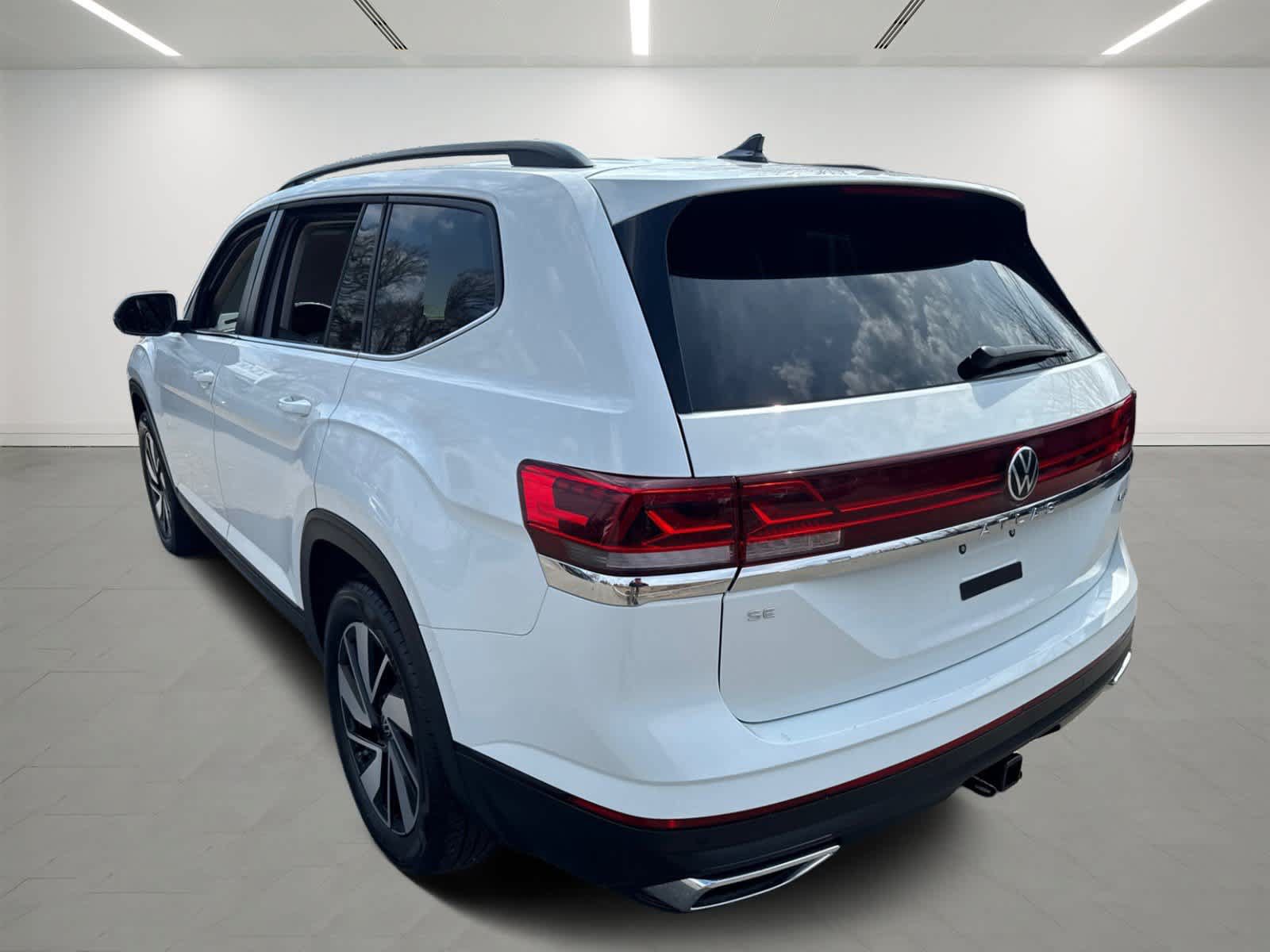 Used 2025 Volkswagen Atlas SE AWD/4WD image 4