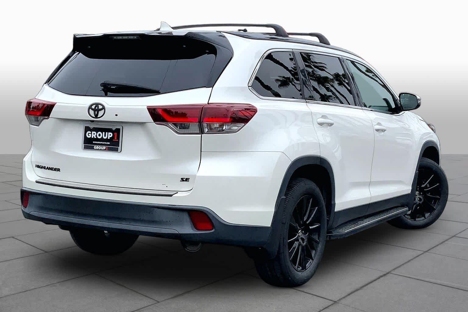 Used 2019 Toyota Highlander SE FWD image 12
