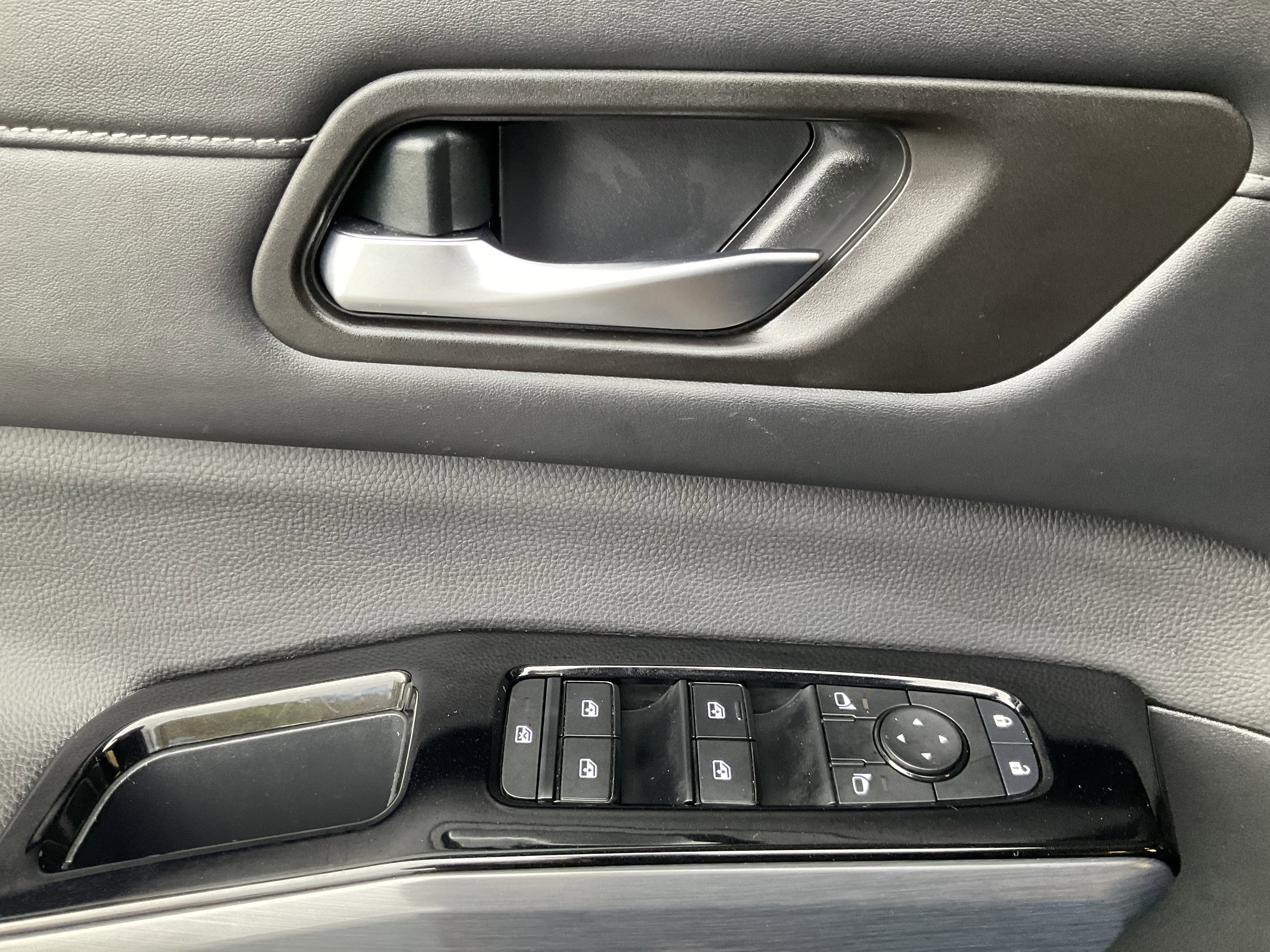 Used 2025 Nissan Pathfinder SL image 27