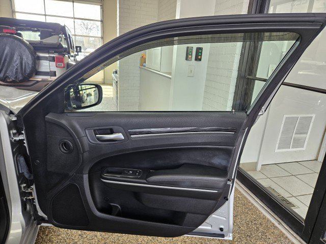 Used 2019 Chrysler 300 Touring w/ Chrome Appearance Package image 13