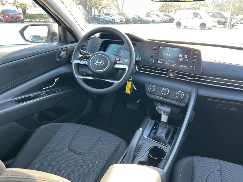 Used 2025 Hyundai Elantra SE image 10
