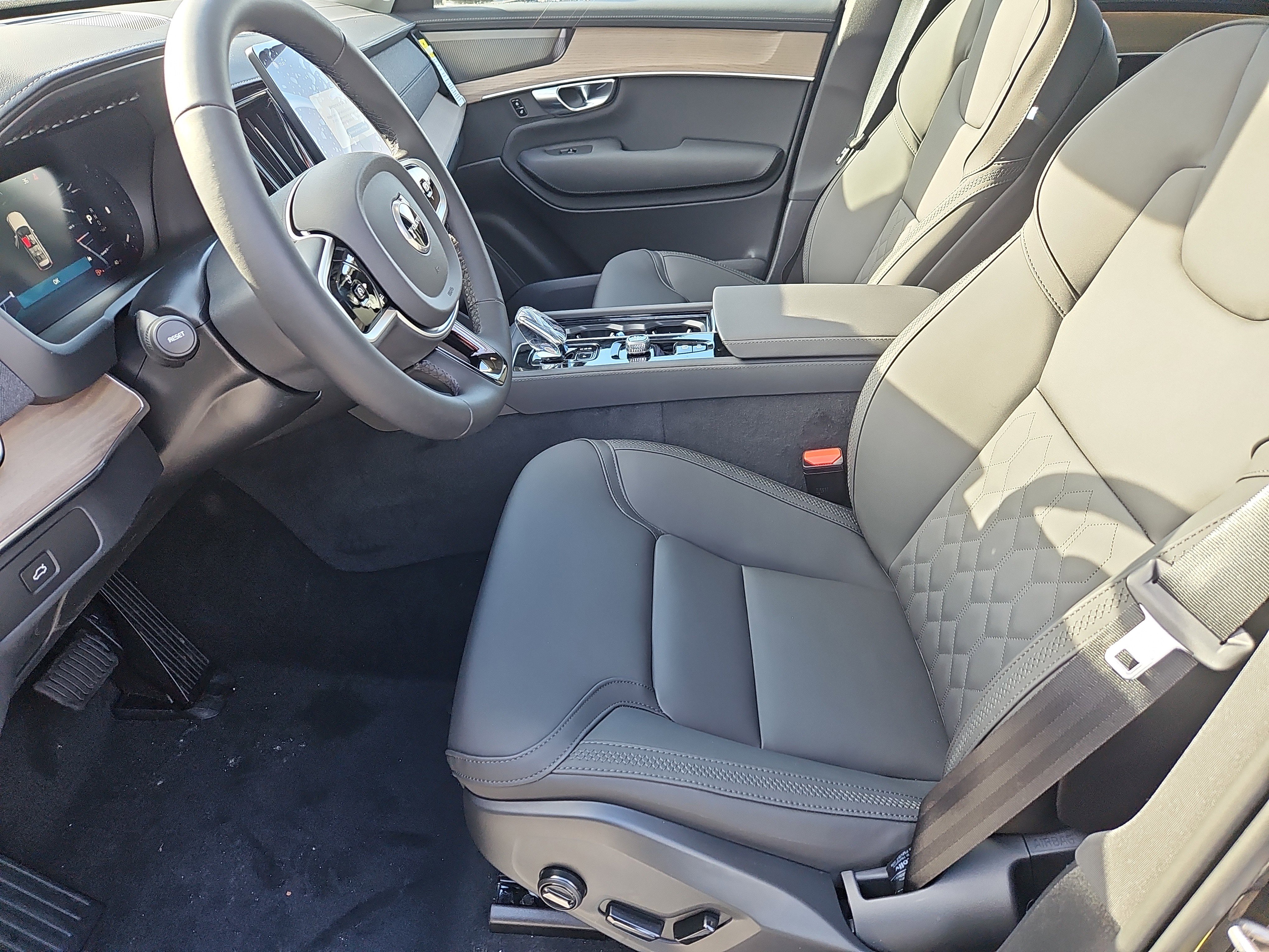 New 2026 Volvo XC90 B6 Plus w/ Protection Package Premier image 22