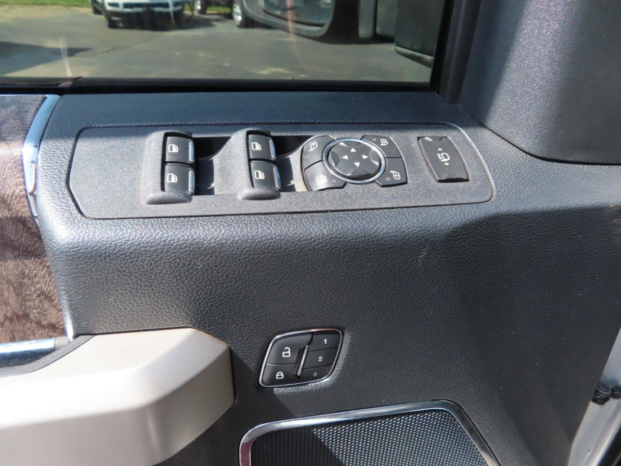 Used 2017 Ford F550 4x4 SuperCab Super Duty image 24
