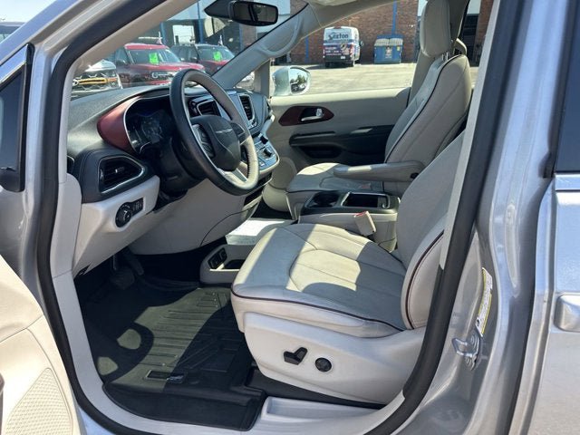 Used 2019 Chrysler Pacifica Limited FWD image 14