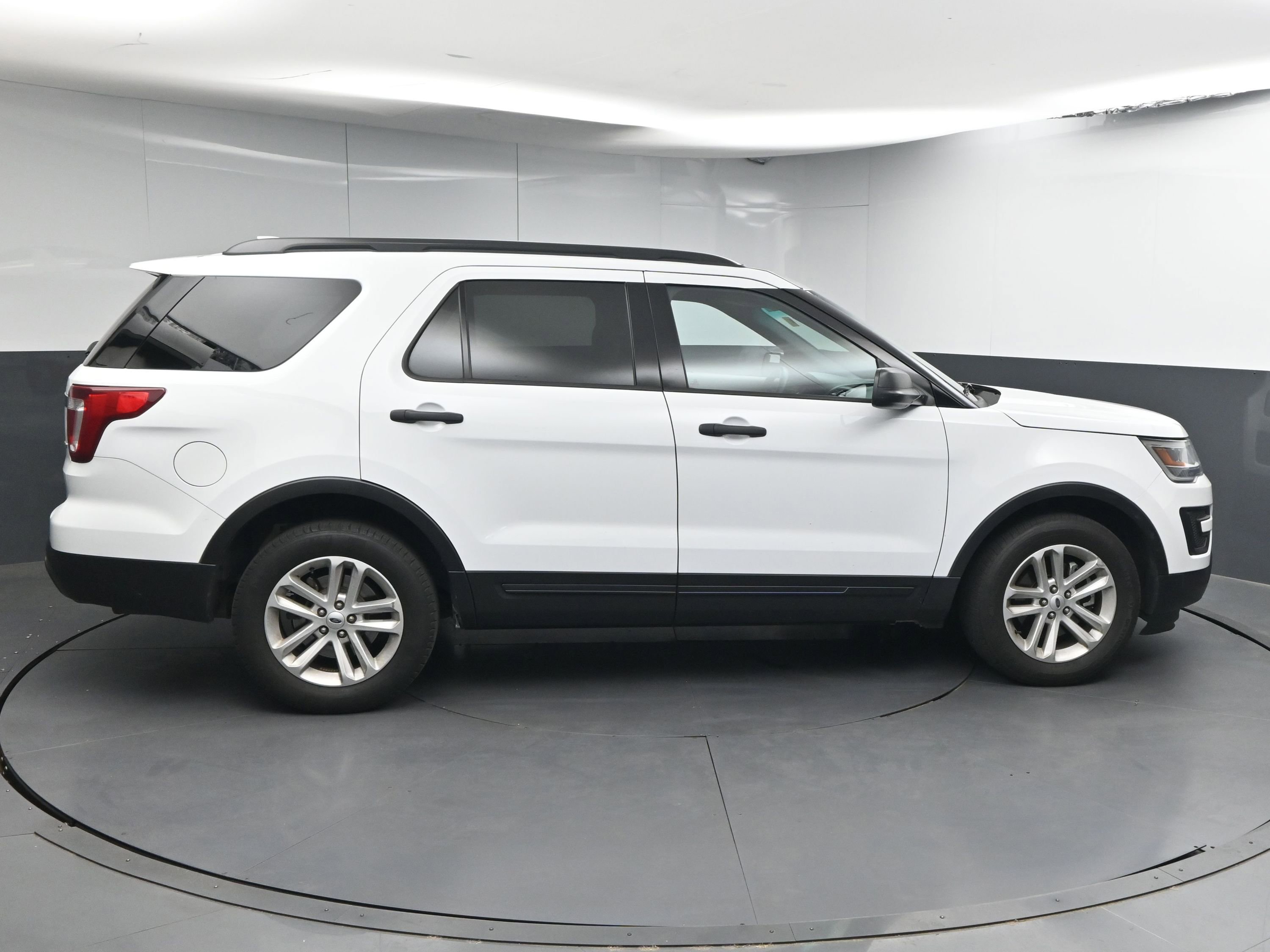 Used 2017 Ford Explorer FWD image 9