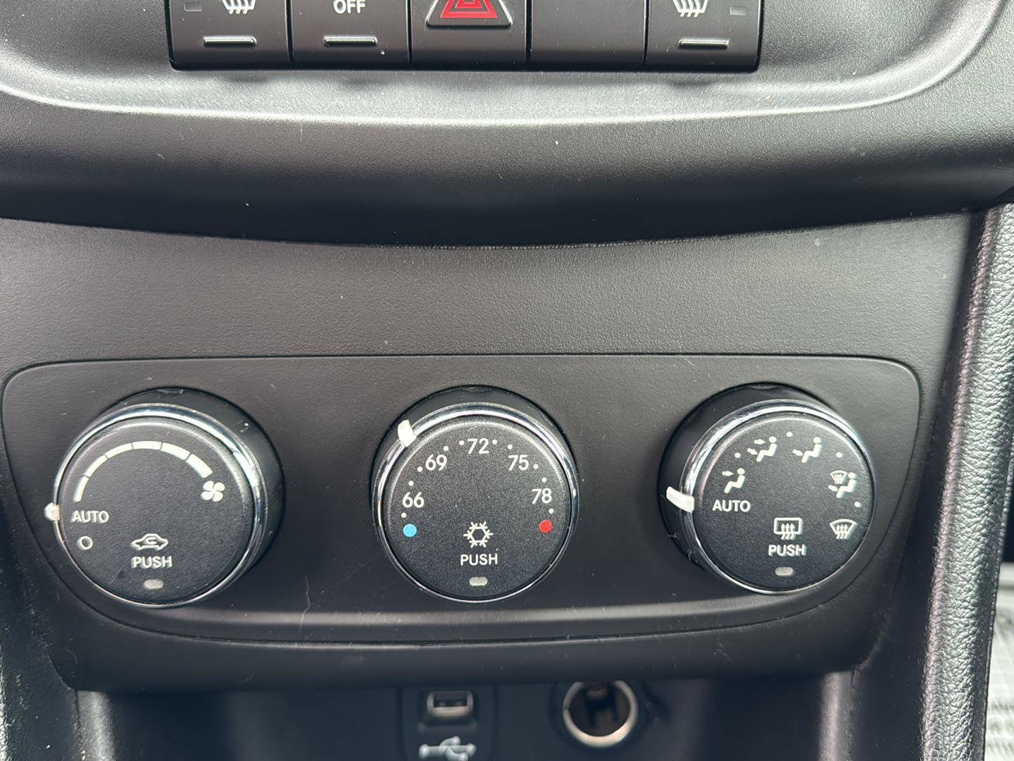 Used 2014 Dodge Avenger SXT w/ Sun/Sound Group image 15