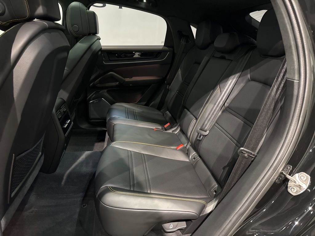 Used 2025 Porsche Cayenne GTS AWD/4WD image 35