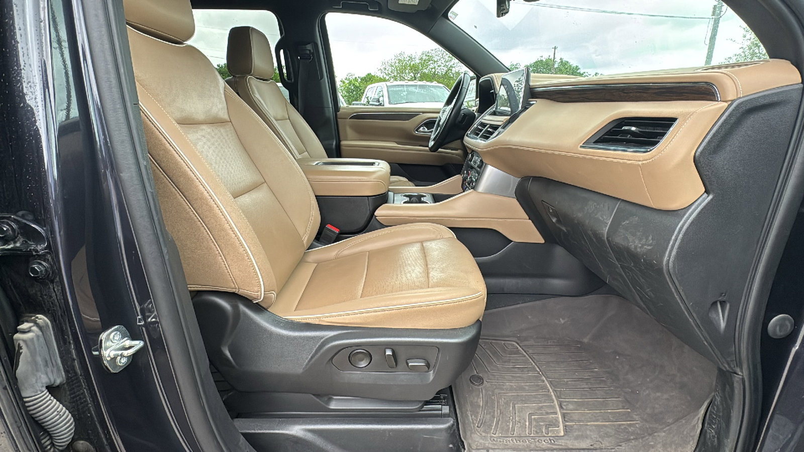 Used 2023 Chevrolet Suburban Premier w/ Premium Package 2 AWD/4WD image 28