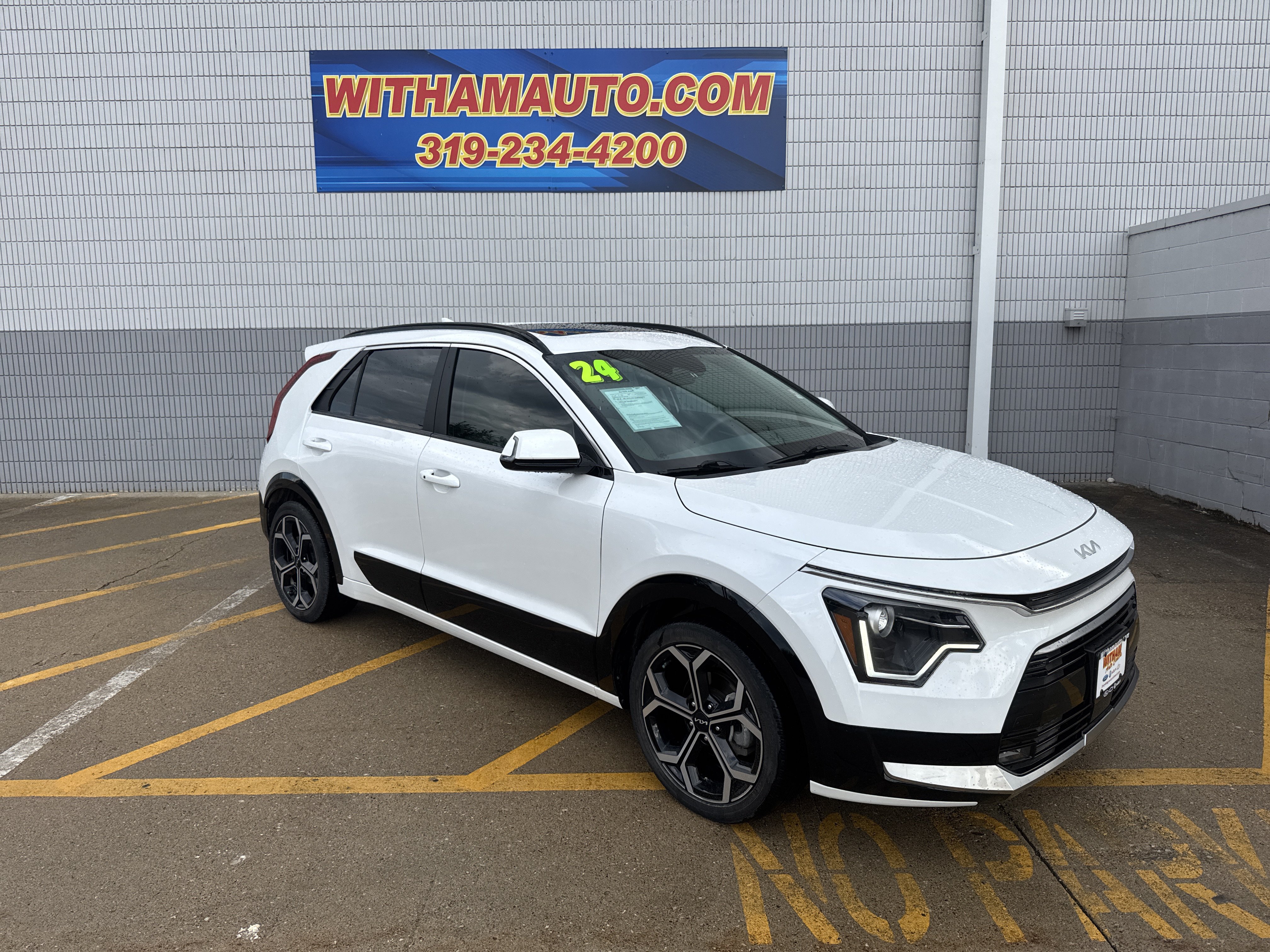 Used 2024 Kia Niro EX Touring FWD image 2