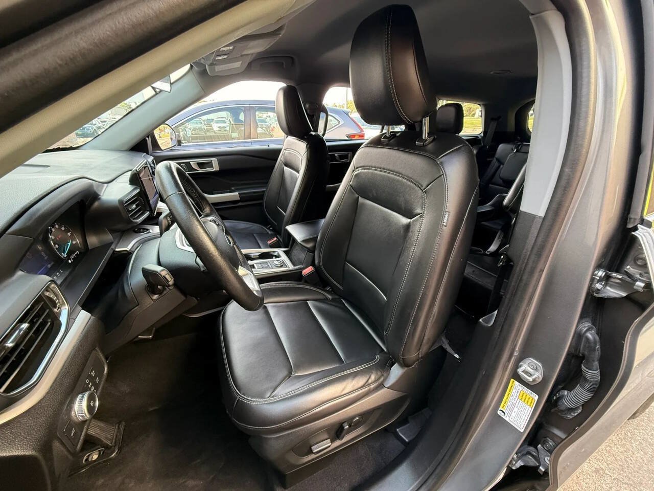 Used 2022 Ford Explorer XLT w/ Equipment Group 202A AWD/4WD image 22