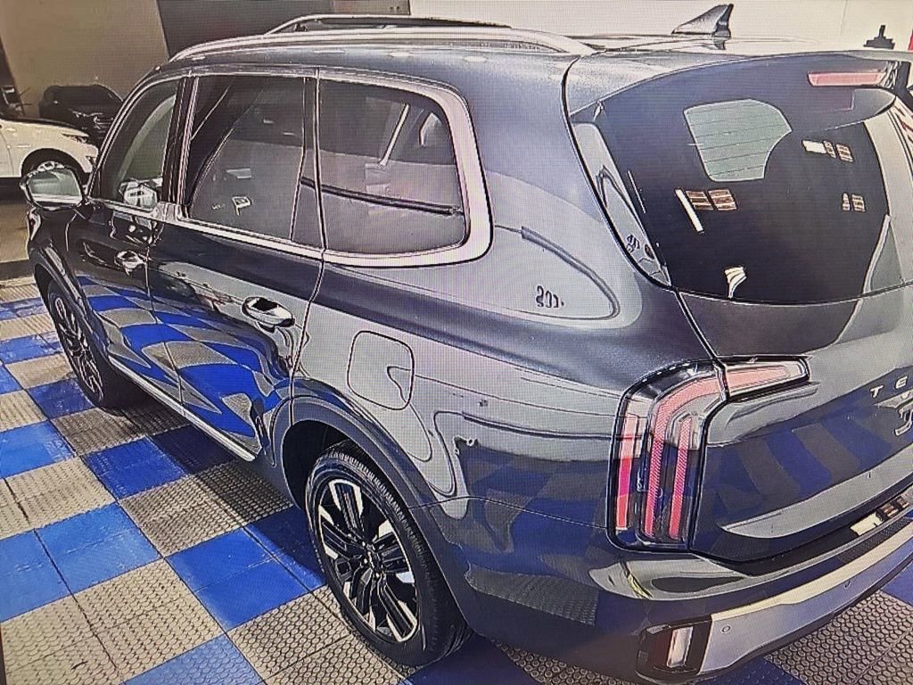 Used 2023 Kia Telluride SX image 3