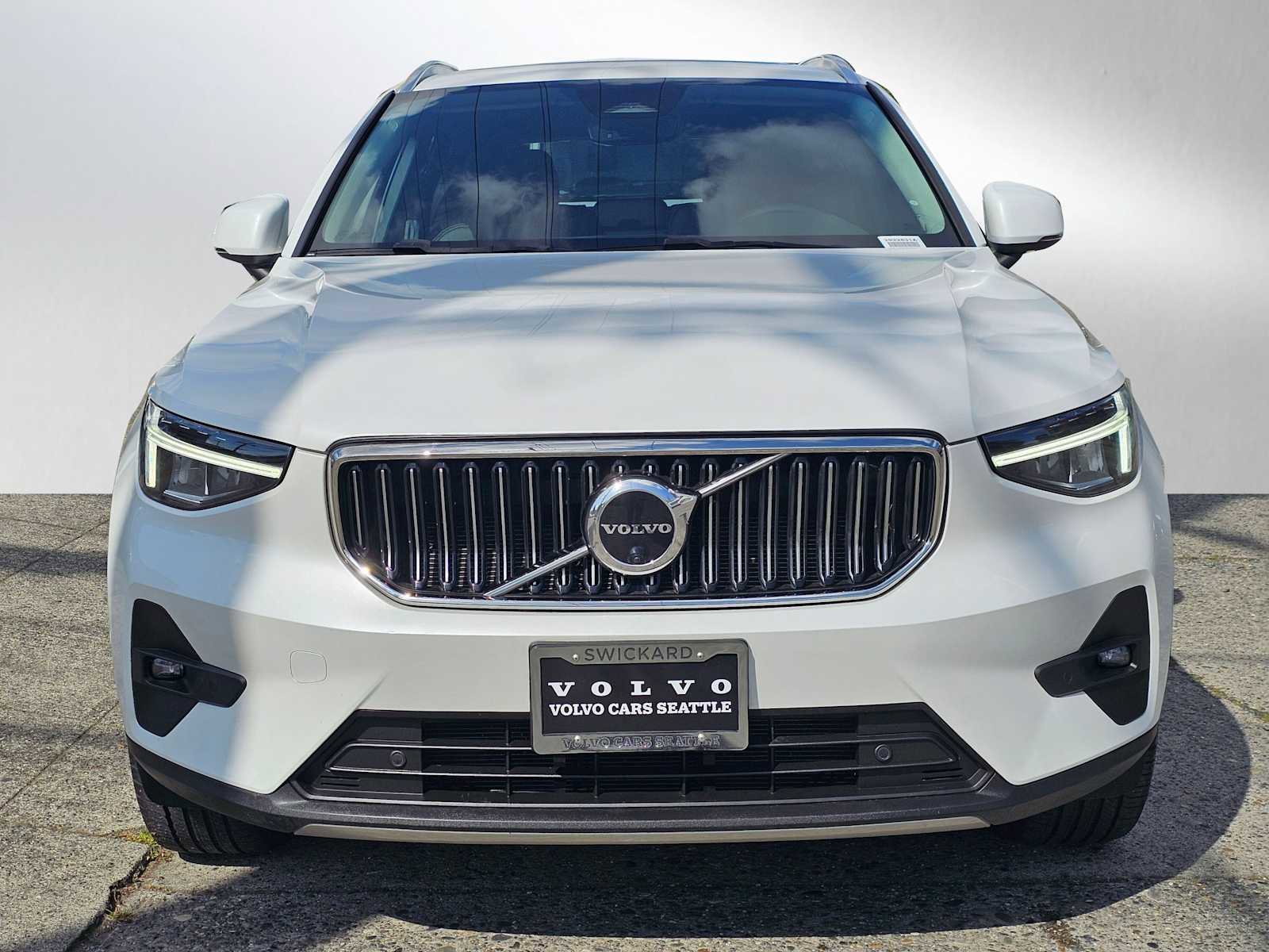 Certified 2023 Volvo XC40 B5 Plus w/ Driver Assist Package AWD/4WD image 8